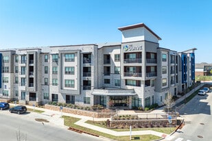 Building Photo - The Curve Apartments