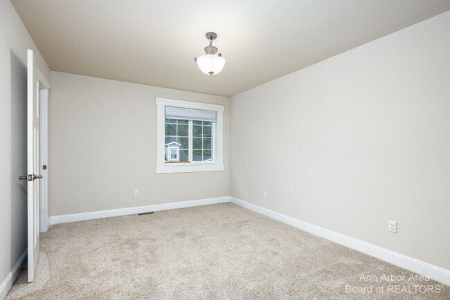Building Photo - 2 Maple Vlg Ct