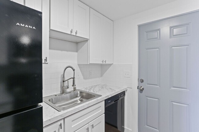 Building Photo - Freshly Remodeled Studio!