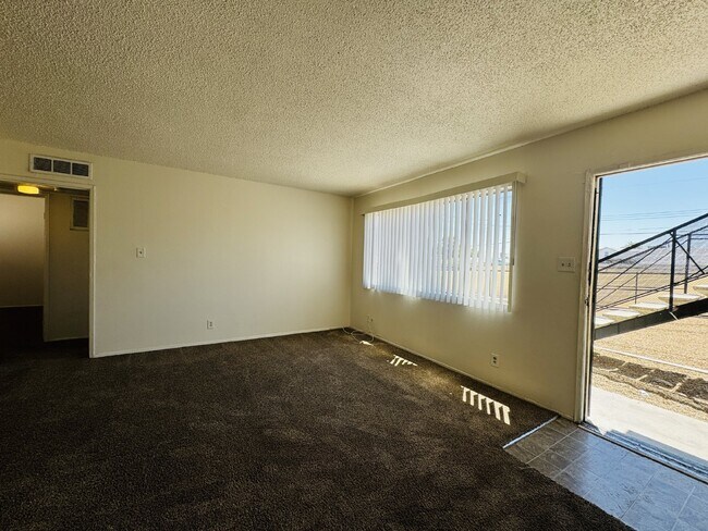 Building Photo - Conveniently Located Downstairs 2 bed, 1 b...
