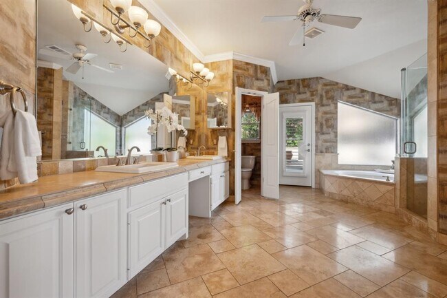 Building Photo - 9907 Spicewood Mesa