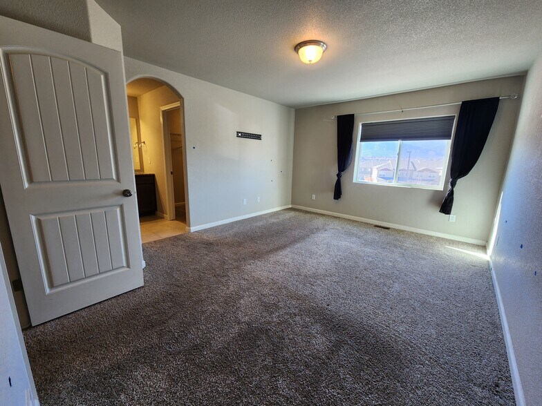 Building Photo - 2118 Birmingham Loop