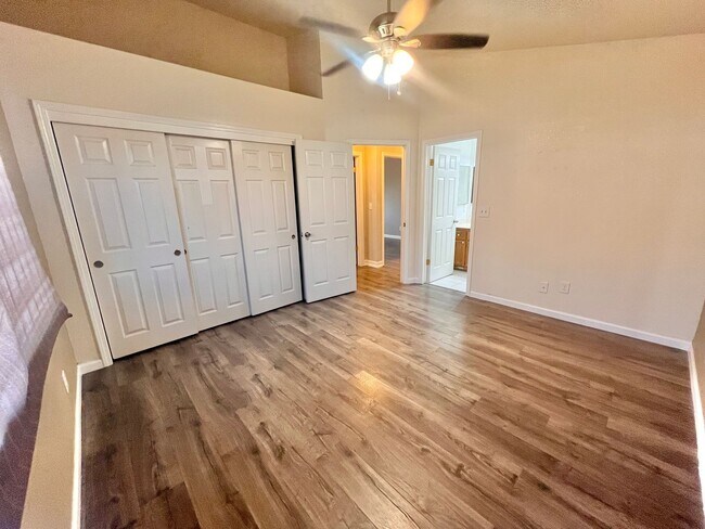 Building Photo - Charming 3-bed 2-bath home with a pool & pool service included!