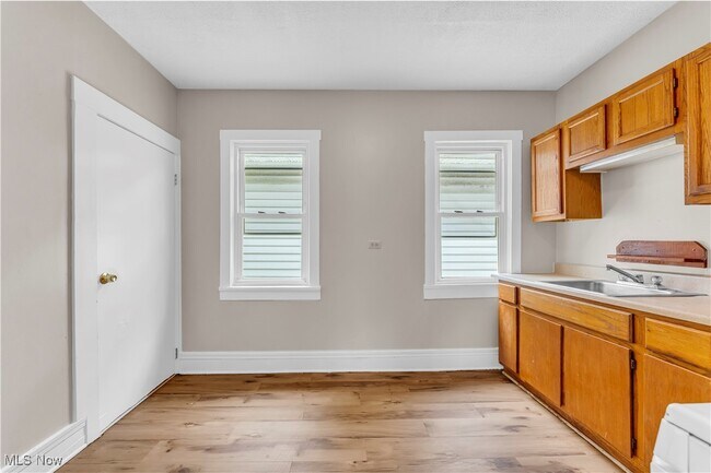 Building Photo - 2303 Montclair Ave