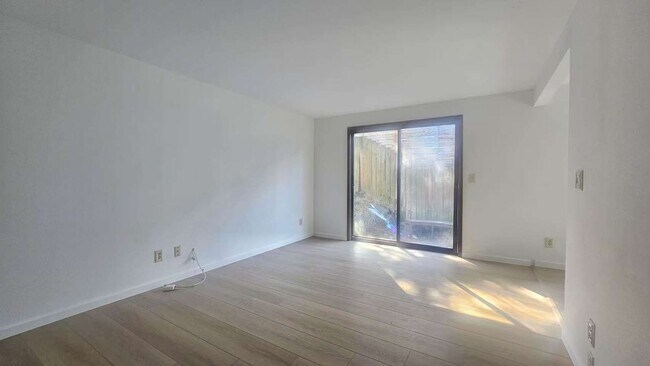 Building Photo - Charming 2-Bedroom Apt in Prime Central Se...