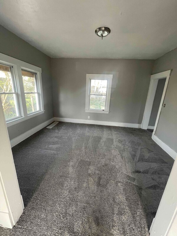 Building Photo - 602 E 99th St