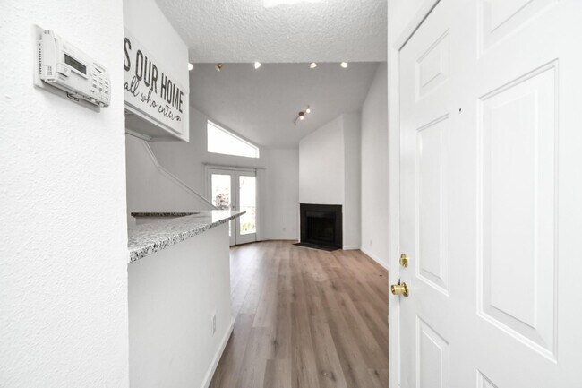 Building Photo - 10855 Meadowglen Ln