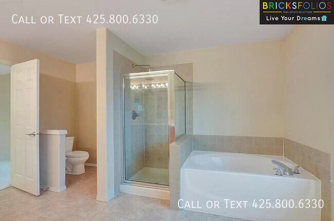 Building Photo - Dream Kitchen, Dual Fireplaces: Find Your Stylish Sanctuary in Redmond Ridge.