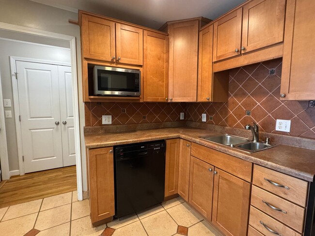 Building Photo - 4 Bedroom | 3 Bathroom Raleigh Home with F...