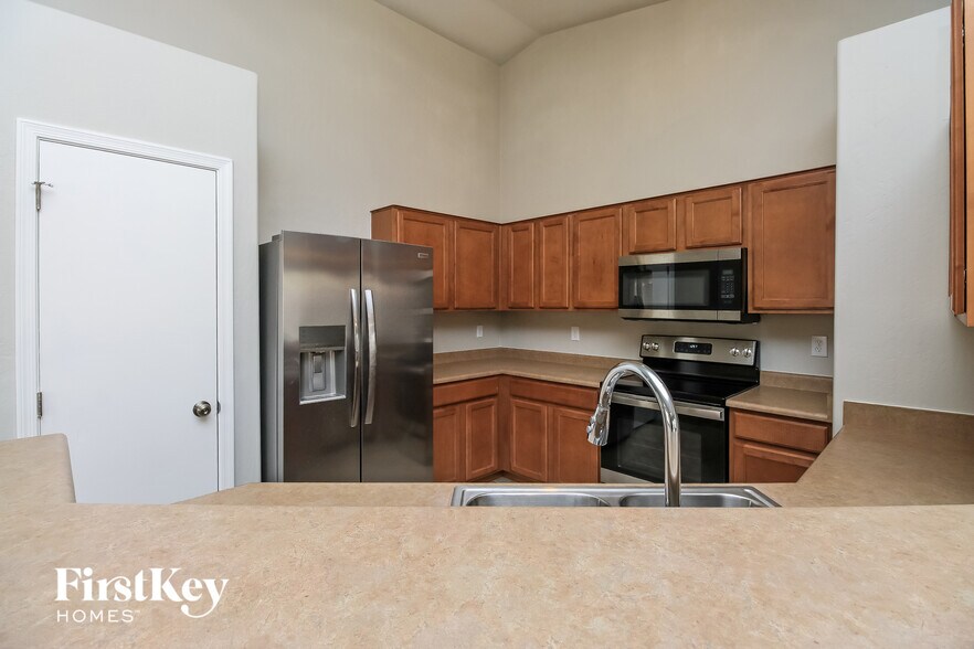 Building Photo - 7023 S 38th Dr