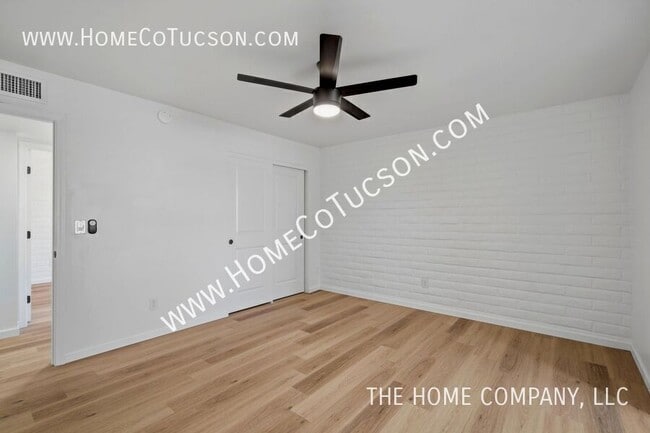 Building Photo - 7461 E Victoria Dr