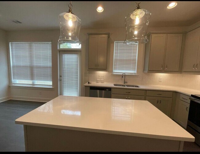 Building Photo - Beautiful end unit townhouse in the Townes...