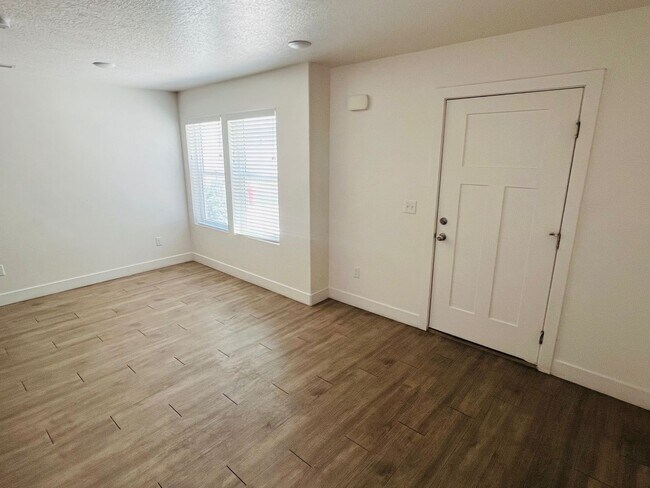 Building Photo - Beautiful new construction town home with ...