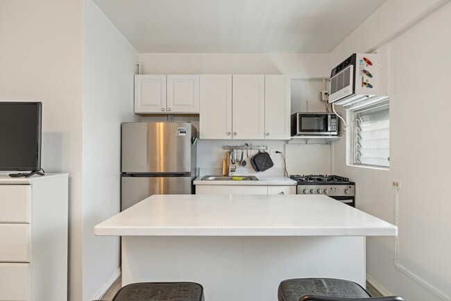 Building Photo - Fully Furnished Studio, 1 Bath. NO parking. Electric water and sewer are included in the rent.