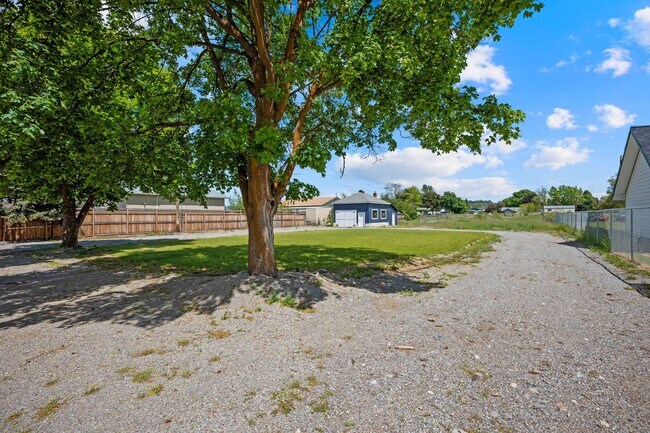 Building Photo - Gorgeous North Side Home With Shop!