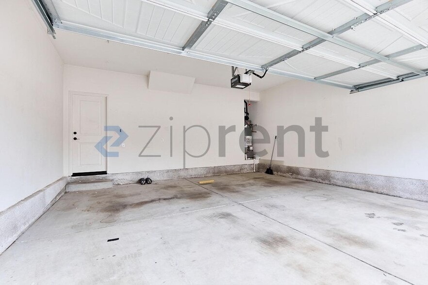 Building Photo - Unit 11