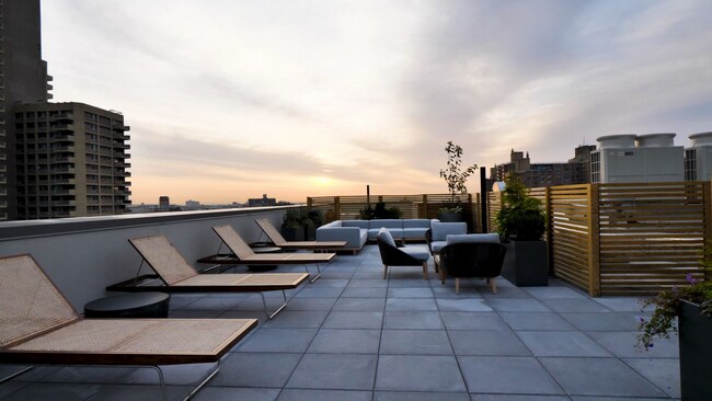 Roof deck w spectacular views - 111 Montgomery St