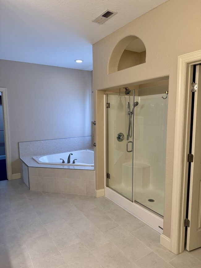 Building Photo - 421 Amberland Ln