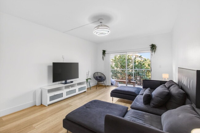 Building Photo - 50 SW 3rd Ave