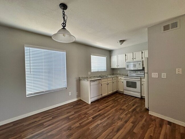 Building Photo - MOVE IN SPECIALS!! Condo 2Bedroom/2Bath Wo...