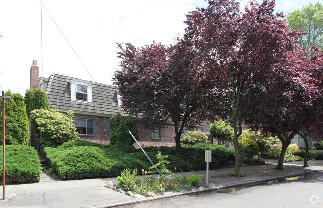 Building Photo - 714 Harvard Ave E