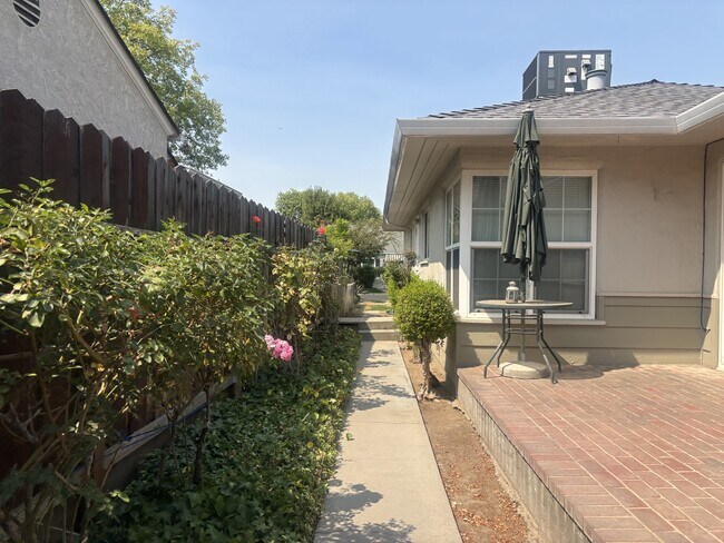Building Photo - 426 N Olive Ave