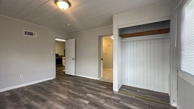 Building Photo - Spacious 3 Bed, 2 Bath Just Minutes from the Beach