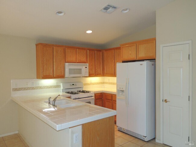 Building Photo - 640 Birch Ridge Dr