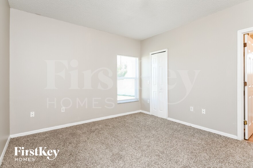 Building Photo - 702 Cotulla Dr