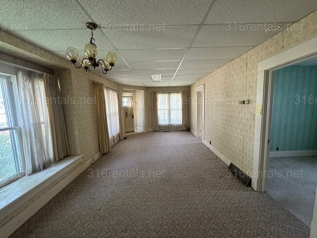 Building Photo - $899 - 2 bed 1 bath - Single Family Home