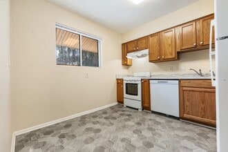 Building Photo - Two bedroom updated paint, carpet washer/dryer included in unit - Immediate Move In