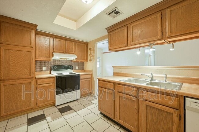 Building Photo - 2000 Twisted Oak Cir