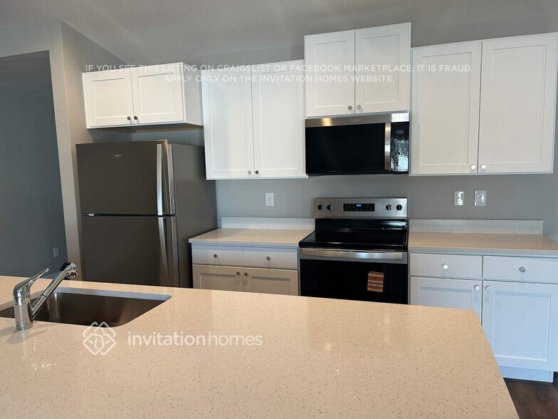 Building Photo - 711 NE 1st Ave