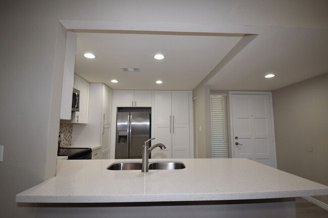 Building Photo - Beautifully remodeled Scottsdale condo bac...