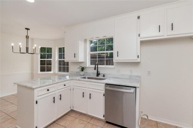 Building Photo - 1117 Pinemont Dr