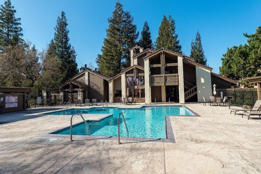 Building Photo - 3701 Colonial Dr