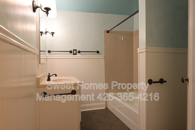 Building Photo - 1338 N 152nd St