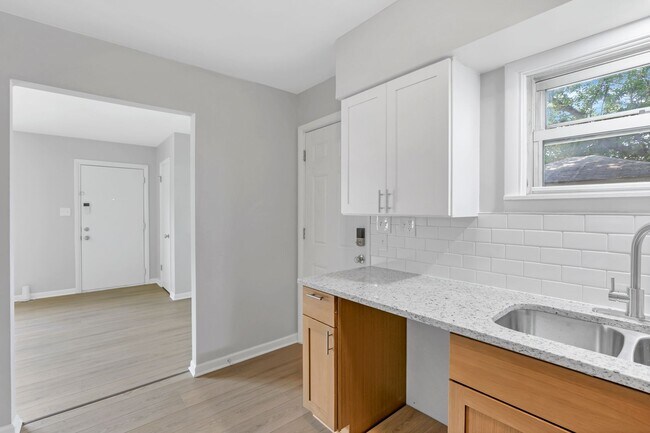 Building Photo - 307 S Wheatland Ave