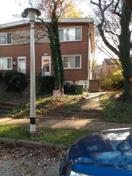 Front - 1005 Cedarcroft Rd