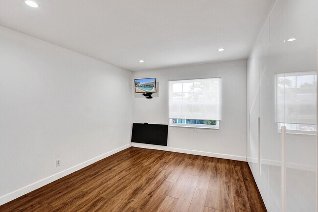 Building Photo - 6289 Bay Club Dr