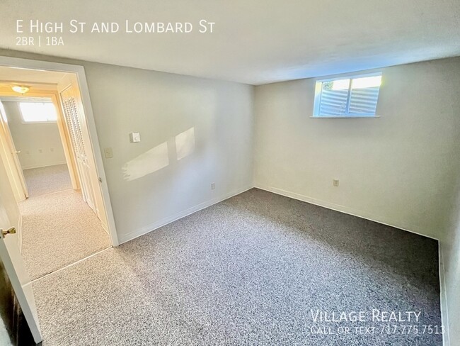 Building Photo - Huge 2-Bed apartment with washer/dryer hoo...