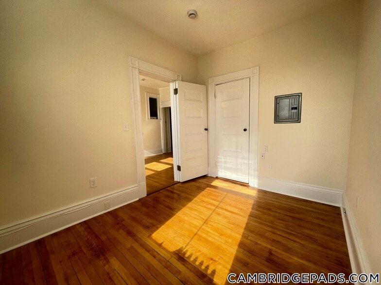 Building Photo - 2 Ware St