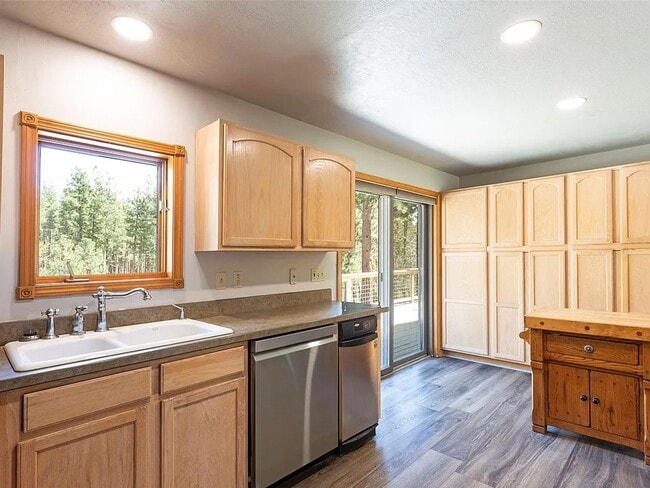 Building Photo - Beautiful spacious 3 bed, 3 bath home situated on 2.53 private acres in Stevensville.
