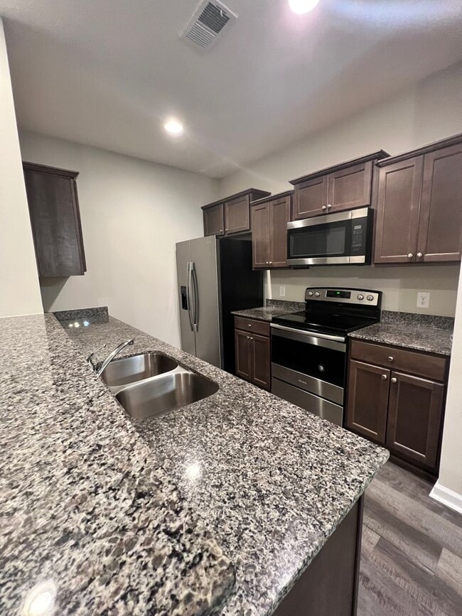 Building Photo - 3 Bedroom/2.5 Bath Townhome in Lakeview Commons