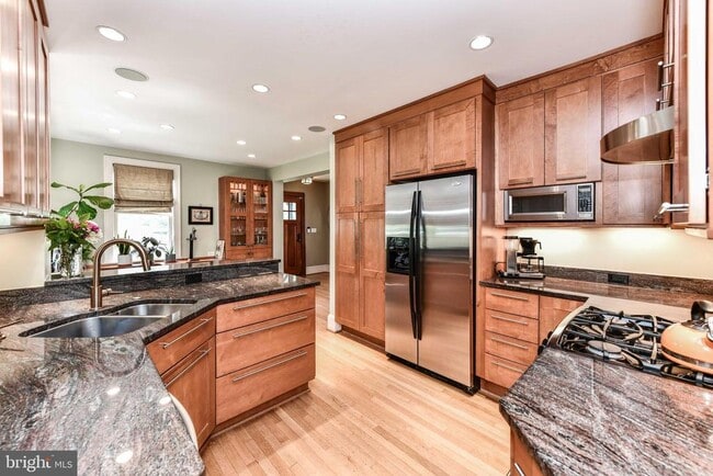 Building Photo - 904 Park Ave