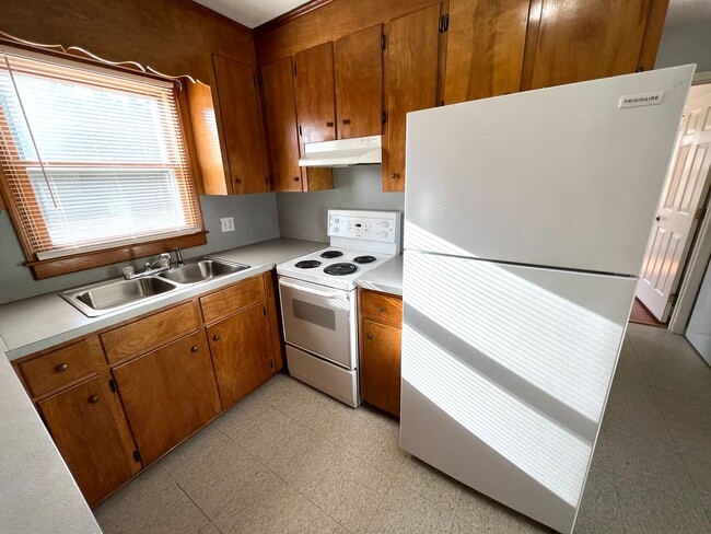 Building Photo - Country Living and Convenience at It's BEST