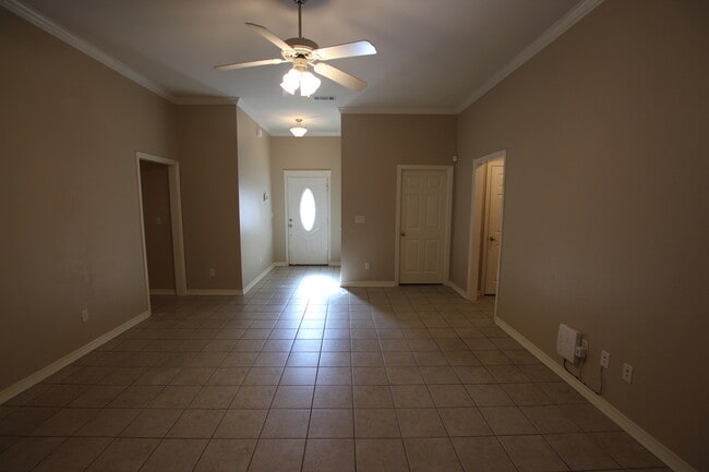 Building Photo - Stunning 3 Bedroom in Vineyard Estates Com...