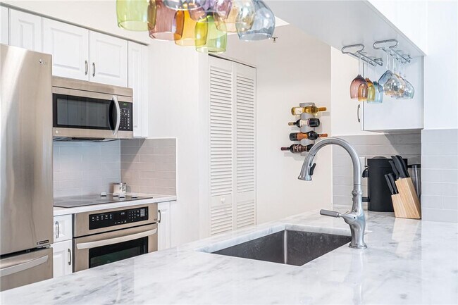 Building Photo - 347 N New River Dr E