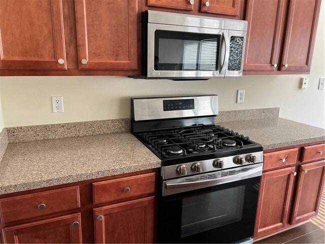 Building Photo - 2279 White Alder Dr NE