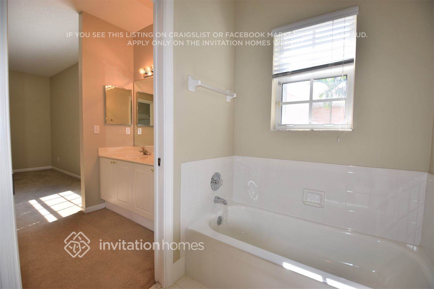 Building Photo - 10777 Pelican Dr